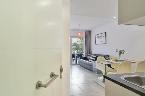 Paradise Sun - Stylish 1BR Apartment with Pool, Terrace & Rooftop Bar, 100 m from Corralejo Beach