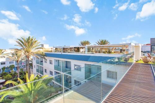 Paradise Sun - Stylish 1BR Apartment with Pool, Terrace & Rooftop Bar, 100 m from Corralejo Beach