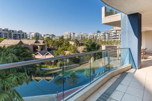 uma imagem de uma varanda com uma piscina em Lawhill Luxury Apartments - V & A Waterfront na Cidade do Cabo