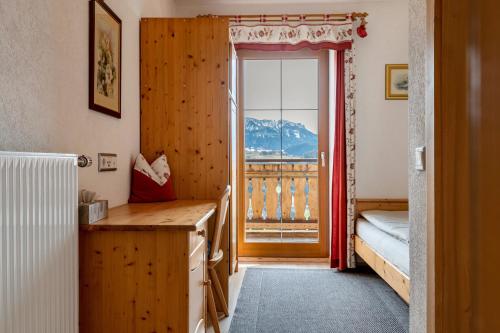 una camera con porta che si apre su una camera da letto con balcone di Malsötscherhof Apt B a Villandro