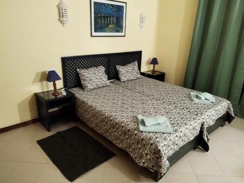 um quarto com uma cama com duas toalhas em Albufeira INN - Casa da Piedade - Bellavista T1 em Albufeira