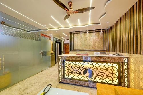 La salle de bains est pourvue d'un lavabo et d'un ventilateur de plafond. dans l'établissement Sona International - Budget Family hotel, à New Delhi