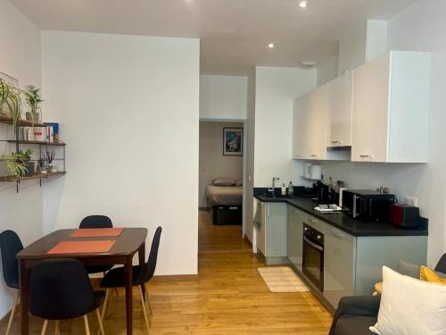 une cuisine et une salle à manger avec une table et une salle à manger dans l'établissement Le Laurier-rose, à Montpellier