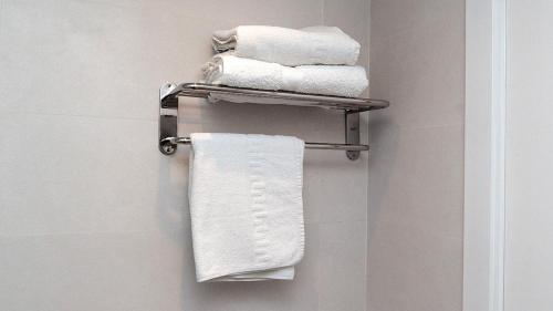 a group of towels on a towel rack in a bathroom at Hotel Coronado in Barcelona