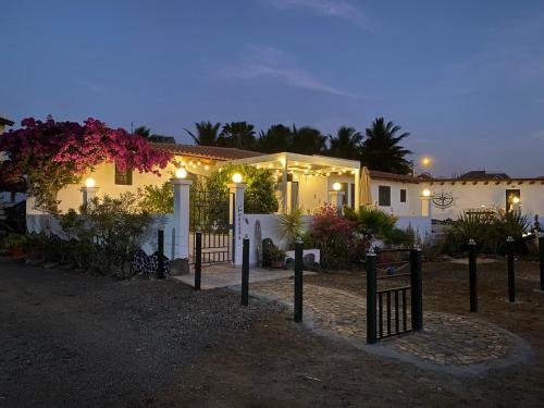 dom z oświetleniem przed nim w nocy w obiekcie L' Ancora - Room With Exclusive Pool And Terrace w mieście Palmeira