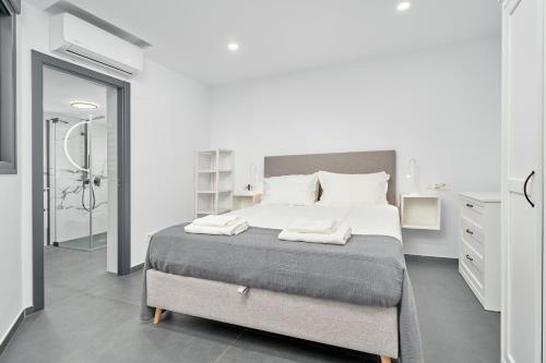 Un dormitorio con una cama grande con toallas. en Villa Infinite, en Salobreña