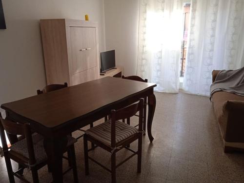 een eettafel en stoelen in de woonkamer bij La casa di Lucia Appartamento in Novara