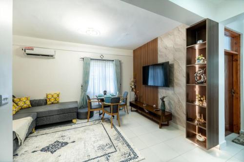 sala de estar con sofá y mesa en Beautiful 2-Bed Apartment in Mombasa, en Mombasa