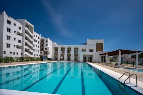 una gran piscina frente a un edificio en Beautiful 2-Bed Apartment in Mombasa, en Mombasa