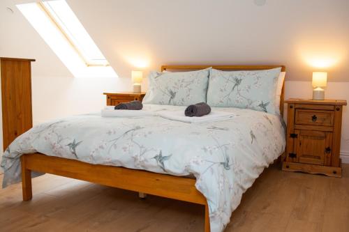 un dormitorio con una cama con dos animales de peluche en Rose Cottage Manorbier, en Manorbier