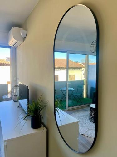 - un miroir mural dans le salon dans l'établissement Le Beauséjour, à Montpellier