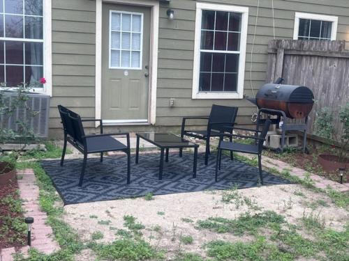 a patio with chairs and a table and a grill at King's Camp - SEAWORLD and MEDICAL Center, Yard, BBQ, Garage in San Antonio