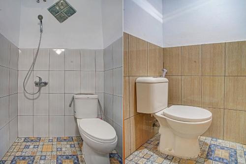 een badkamer met een toilet en een douche bij OYO 3994 Wisma Amalia in Bandar Lampung