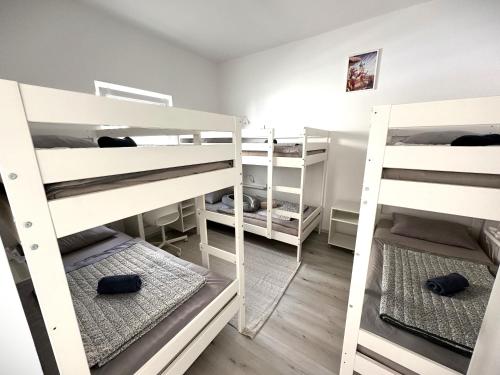 2 Etagenbetten in einem Zimmer mit Holzböden in der Unterkunft OM Yoga center in Slovenska Bistrica