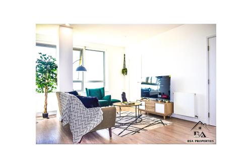 a living room with two chairs and a table at Modern 2 Bed 2 Bath Bracknell with Free Parking in Bracknell