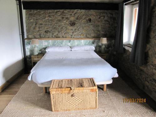 1 dormitorio con 1 cama, 1 mesa y 2 ventanas en La Casina de la Blanea, en Beceña