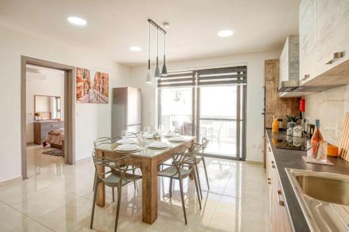 Kuchyň nebo kuchyňský kout v ubytování Modern, Bright & Spacious Apartment near the sea