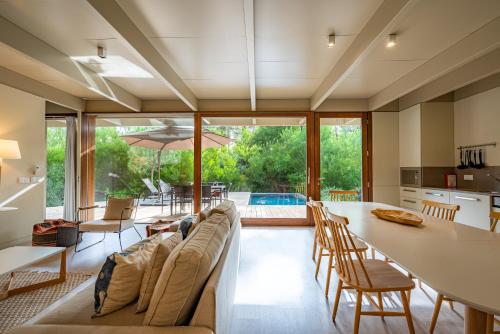 a kitchen and living room with a large table and chairs at Pestana Tróia in Troia