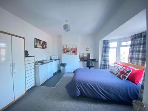- une chambre avec un lit et un lavabo dans l'établissement Fionn House Darlington, à Darlington