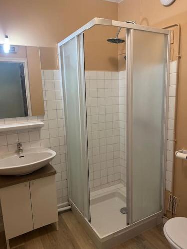 une salle de bain avec douche et lavabo dans l'établissement Le Père Soulas, à Montpellier