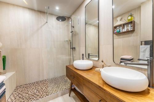 y baño con lavabo blanco y espejo. en Splendide Appartement Cosy, en Charenton-le-Pont