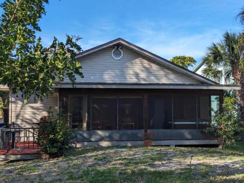 Fotografie z fotogalerie ubytování Cute 3/2 Siesta home steps from Siesta waters v destinaci Sarasota