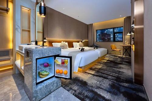een hotelkamer met een bed en een wastafel bij YZhi Hotel - Guangzhou Yuexiu Park Railway Station in Guangzhou