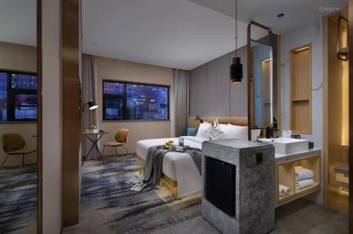 een hotelkamer met een bed en een wastafel bij YZhi Hotel - Guangzhou Yuexiu Park Railway Station in Guangzhou