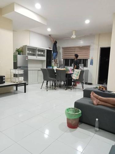 een woonkamer met een bank en een tafel in een keuken bij Belian Homestay Sibujaya in Sibu