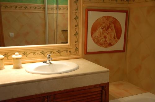 サンタ・クリスティーナ・ダロにあるVilla aitanaのバスルーム(洗面台、鏡付)