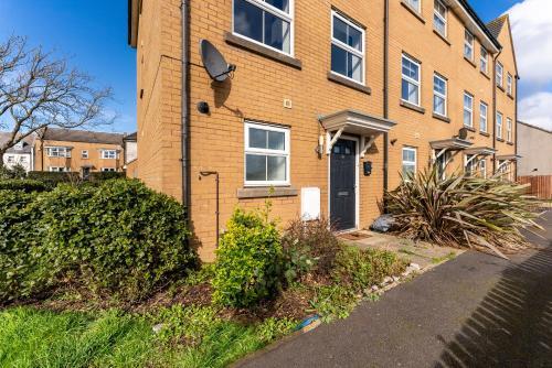 a brick building with a door on the side of it at Stylish 4 bed - Parking - Sleeps 14 in Bristol