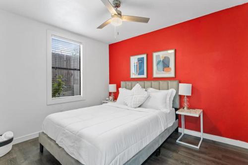 - une chambre avec un mur rouge et un lit dans l'établissement Rodeo Escape: Sleeps 8, Parking, Wi-Fi, Free Gym, à Houston