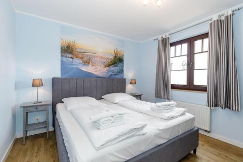 キュールングスボルンにあるUrlaubstraeume-am-Meer-Wohnung-6-1-932のベッドルーム(白いシーツを使用した大型ベッド1台付)