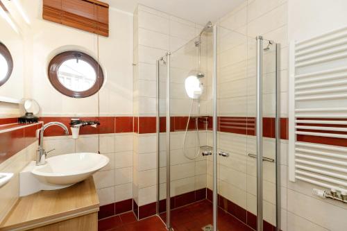 キュールングスボルンにあるUrlaubstraeume-am-Meer-Wohnung-6-1-932のバスルーム(洗面台、ガラス張りのシャワー付)