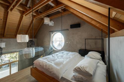 Bett in einem Zimmer mit Glaswand in der Unterkunft Aparthouse Lubno in Frýdlant nad Ostravicí