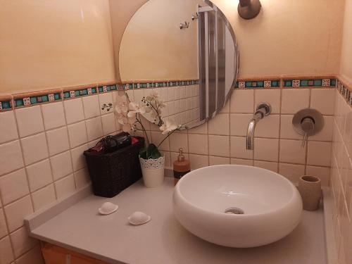 uma casa de banho com um lavatório branco e um espelho. em Borgo Antico em Monopoli