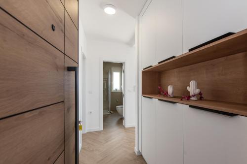 - un couloir avec une porte et des toilettes dans une chambre dans l'établissement Pool apartments Lux, à Novalja