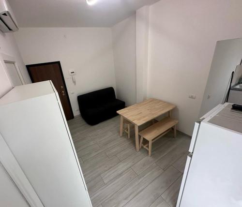 Cette petite chambre comprend une table et une chaise noire. dans l'établissement Nido azzurro, à Cesenatico