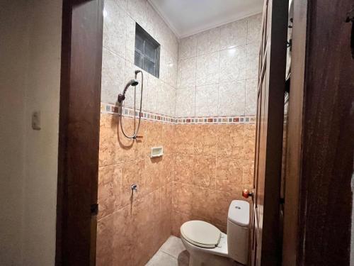 uma casa de banho com um WC e um chuveiro em Wisma Atma Bhakti RedPartner near Solo Square em Lawean