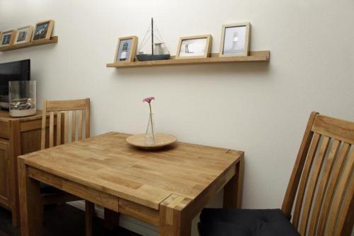 キュールングスボルンにあるYachthafenresidenz-Wohnung-9205-917の木製テーブル