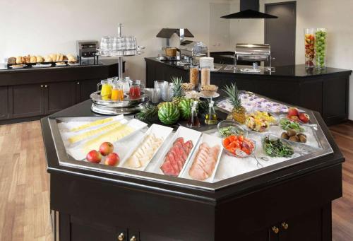 een buffet met veel verschillende soorten eten op een tafel bij NH Amsterdam Noord in Amsterdam