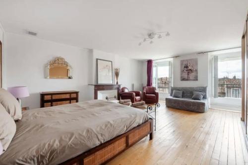 une chambre avec un lit et un salon dans l'établissement La Majestueuse Cité, à Carcassonne