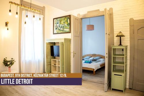 um quarto com um quarto com uma cama e uma porta de correr em Little Detroit Apt Great Market Hall em Budapeste