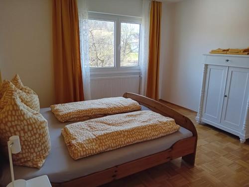 - 2 lits dans une chambre avec fenêtre dans l'établissement Wildbiene, à Freiensteinau