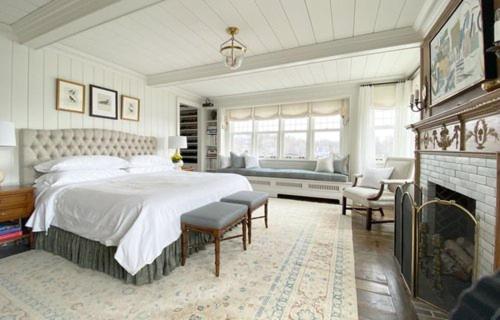 1 dormitorio con 1 cama grande y chimenea en White Cottage, en Chester