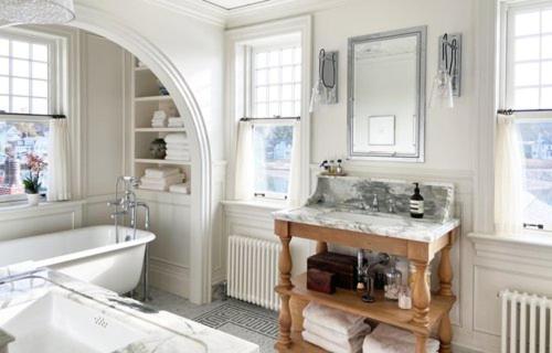 Baño blanco con bañera y lavamanos en White Cottage, en Chester
