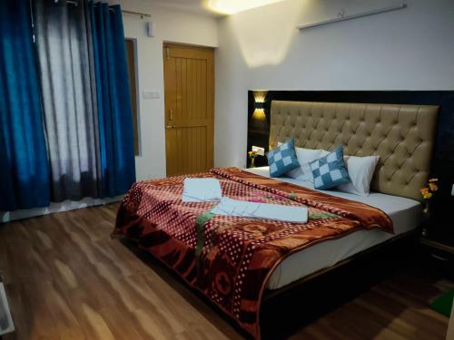 Ένα ή περισσότερα κρεβάτια σε δωμάτιο στο Hotel Durga Mall Road Manali