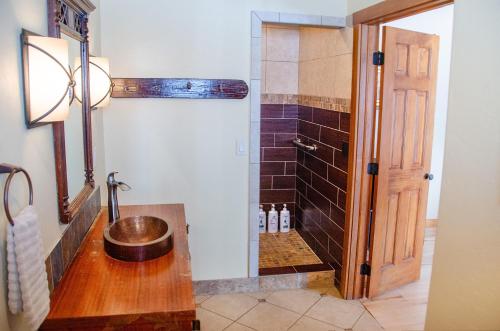 een badkamer met een wastafel en een douche bij EML 8 Hubbard Park in Paonia