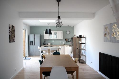 une cuisine et une salle à manger avec une table et des chaises dans l'établissement Ty Laouen - Maison proche plage et centre-ville, à Roscoff