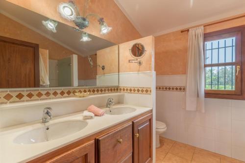 - Baño con 2 lavabos y aseo en Buger - 3070 Mallorca4, en Búger